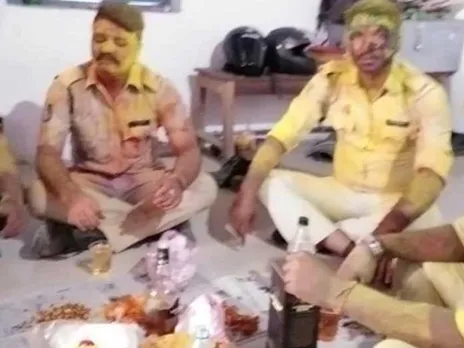 പോലീസ് സ്റ്റേഷനിൽ പോലീസുകാരുടെ പരസ്യമായ വെള്ളമടി. ഹോളിദിവസം ദേഹമാസകലം കളറുകൾ വാരിപ്പൂശി സ്റ്റേഷനിൽ കുറ്റവാളികൾക്കൊപ്പം പരസ്യമായി മദ്യപിക്കുന്ന പോലീസുകാര്‍‍