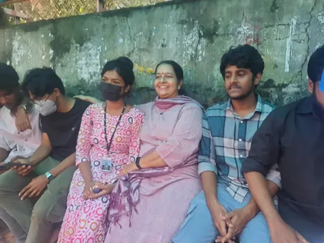 സഹപാഠികൾ ഒരുമിച്ച് ഇരിക്കുന്നതിലും സൗഹൃദം പങ്കു വയ്ക്കുന്നതും തെറ്റായി കാണുന്ന സമീപനം മാറണം ; വിദ്യാർത്ഥികൾക്കൊപ്പം ഇരുന്ന് ഉമാ തോമസിന്റെ പ്രതിഷേധം