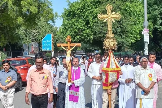 കുരിശിന്റെ വഴിക്ക് ; ആർ കെ പുരം സെന്റ് പീറ്റേഴ്സ് സീറോ മലബാർ ഇടവകയിൽ ഫാ. ഡേവിസ് കള്ളിയത്തുപറമ്പിൽ നേതൃത്വം നൽകി