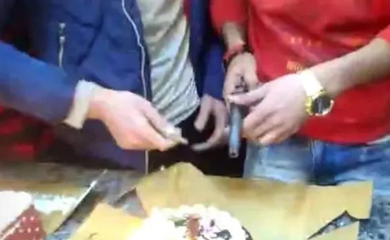 യുപിയില്‍ തോക്ക് കൊണ്ട് കേക്ക് മുറിച്ച് പിറന്നാള്‍ ആഘോഷം; രണ്ടു പേര്‍ അറസ്റ്റില്‍; വീഡിയോ പുറത്ത്‌