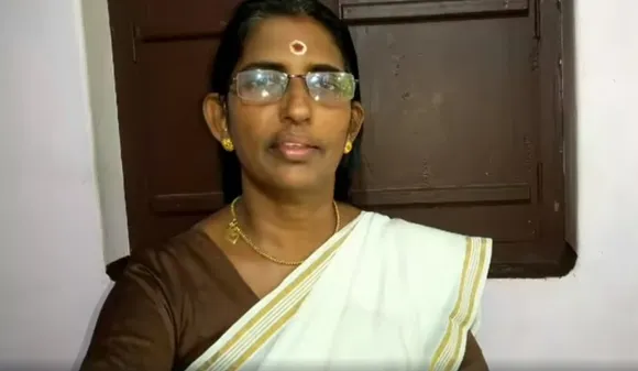എന്റെ വീട്ടില്‍ വെള്ളം കയറിയിട്ടില്ല. കാലു നനയണമെങ്കില്‍ പൈപ്പ് തുറക്കണം - പള്ളി ഓഡിറ്റോറിയത്തിലെ ദുരിതാശ്വാസ ക്യാംപിലേക്ക് മാറ്റുന്നതിനെതിരെ വീടിന്റെ ടെറസില്‍ കുത്തിയിരുന്നു പ്രതിഷേധിച്ചെന്ന സോഷ്യല്‍ മീഡിയ പ്രചരണത്തിന്റെ യാഥാര്‍ത്ഥ്യം വെളിപ്പെടുത്തി ശശികല ടീച്ചര്‍ രംഗത്ത്