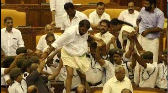 നിയമസഭാ കൈയ്യാങ്കളിക്കേസിൽ യു.ഡി.എഫിന്റെ എം.എൽ.എമാരെക്കൂടി പ്രതിയാക്കിയേക്കും. വനിതാ എം.എൽ.എമാരുടെ പരാതിയിലെ അന്വേഷണത്തിൽ സ്ത്രീത്വത്തെ അപമാനിച്ചെന്നതടക്കം ഗുരുതര വകുപ്പുകൾ ചുമത്തും. ക്രൈംബ്രാഞ്ച് തുടരന്വേഷണം ആവശ്യപ്പെട്ടതു തന്നെ കൂടുതൽ പേരെ പ്രതികളാക്കാൻ. കേരളത്തിന് നാണക്കേടായ നിയമസഭാ കൈയാങ്കളിക്കേസ് പുതിയ വഴിത്തിരിവിലേക്ക് !