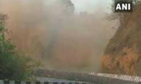 റിവേഴ്സിംഗ് ബ്രിഡ്ജ് നിയന്ത്രിത സ്ഫോടനത്തിലൂടെ തകർത്തു