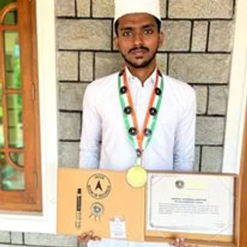 ഇന്ത്യയിലെ ഏറ്റവും നീളം കൂടിയ ബുർദയുടെ കൈയ്യെഴുത്തുപ്രതിയുമായി ലീവ് ടു സ്മൈൽ വിദ്യാർത്ഥി