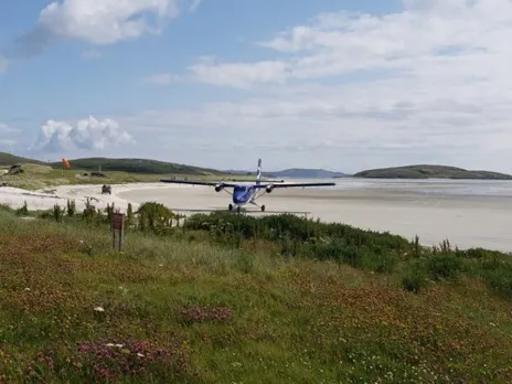 ബറ എയർപോർട്ട് - കടൽക്കരയിലുള്ള ഈ വിമാനത്താവളത്തിന് റൺവേയില്ല, വിമാനങ്ങൾ നേരെ മണലിലാണ് ലാൻഡ് ചെയ്യുന്നത്. യാത്രക്കാര്‍  മണലിലൂടെ നടന്ന് റോഡിലെത്തണം