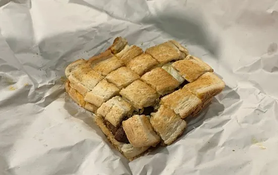 നാണയത്തുട്ടുകള്‍ നല്‍കി സാന്‍വിച്ച് വാങ്ങി; യുവാവിന് ലഭിച്ചത് നാണയവലിപ്പത്തില്‍ പീസുകളാക്കിയ സാന്‍വിച്ച്-ചിത്രം സോഷ്യല്‍ മീഡിയയില്‍ വൈറല്‍