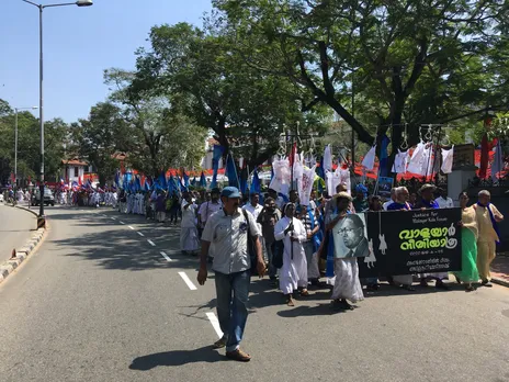 കുട്ടികളുടെ മലദ്വാരത്തിൽ പ്രകൃതി വിരുദ്ധ ലൈംഗിക അതിക്രമത്തിന്റെ മുറിവുകൾ ഉണ്ടെന്ന് കണ്ടെത്തിയിട്ടും, കുട്ടികൾ ലൈംഗിക ബന്ധത്തിന് അങ്ങോട്ട് ചെല്ലുമായിരിന്നു എന്ന് സോജൻ പറഞ്ഞത് എന്ത് കൊണ്ട് ? ; ഇളയ കുട്ടി തൂങ്ങി മരണപ്പെട്ട് കാണപ്പെട്ട ലുങ്കി ആരുടെ എന്ന് അന്വേഷിച്ചോ? ;  വാളയാർ നീതിയാത്രയെ കുറിച്ച്‌..