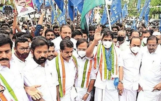 ഭരതന്നൂരിന്റെ ഹൃദയം കീഴടക്കി ജന ജാഗരണ്‍ അഭിയാന്‍ യാത്ര ! കെസി വേണുഗോപാലിനൊപ്പം പദയാത്രയില്‍ അണിനിരന്നത് ആയിരങ്ങള്‍. ഊരിലേക്കൊരു വഴിയില്ലാത്തതും ജീവിക്കാന്‍ തൊഴിലില്ലാത്തതും കേട്ട് പരിഹാരമുണ്ടാക്കാന്‍ പ്രയത്‌നിക്കുമെന്ന് ഉറപ്പ് നല്‍കി ! ഭക്ഷണം കഴിച്ചും ഊരില്‍ താമസിച്ചും കലാപരിപാടികള്‍ കണ്ടും ആദിവാസി-ദളിത് വിഭാഗത്തിലേക്ക് ഇറങ്ങിചെന്ന് കോണ്‍ഗ്രസ്. നഗരങ്ങളിലല്ല, ഗ്രാമങ്ങളിലേക്കിറങ്ങി ഇന്ത്യയിലെ സാധാരണക്കാരുടെ പ്രശ്‌നങ്ങള്‍ കണ്ടറിയാനുള്ള ജന്‍ ജാഗരണ്‍ അഭിയാനുമായി കെസി വേണുഗോപാല്‍ ! നേതാക്കളല്ല, എന്നും പാര്‍ട്ടി തന്നെ മുഖ്യമെന്ന സന്ദേശവുമായി ജന്‍ ജാഗരണ്‍ അഭിയാന്‍ യാത്ര ശ്രദ്ധ നേടുന്നു
