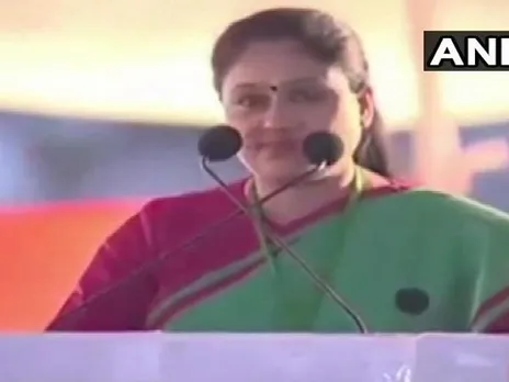 'മോദിയെ ജനങ്ങൾ ഭയപ്പെടുകയാണ്. എപ്പോഴാണ് മോദി ബോംബ് പ്രയോഗിക്കുക എന്ന് അവർക്ക് അറിയില്ല. മോദി ഭീകരവാദിയെപോലെയാണ്'; വിവാദ പരാമര്‍ശവുമായി വിജയശാന്തി