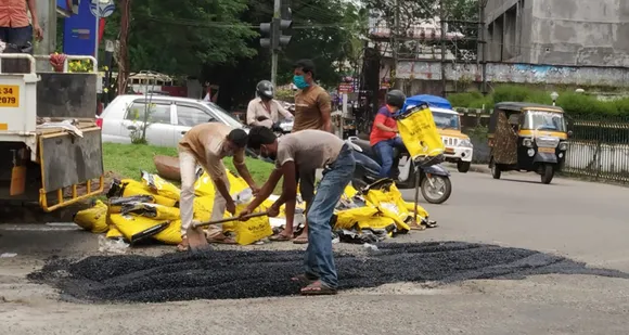 ഗതി മുട്ടിയപ്പോള്‍ നാട്ടുകാര്‍ ജോസ് കെ മാണിയുടെ വാഹനം തടഞ്ഞതിന് ഫലമുണ്ടായി. 24 മണിക്കൂര്‍ തികഞ്ഞില്ല, പാലാ നഗരറോഡുകളിലെ നടുവൊടിയും കുഴികളില്‍ ടാർ വീണു