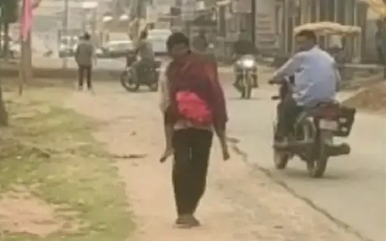 ഛത്തീസ്‌ഗഡിൽ ആശുപത്രിയില്‍ വച്ച് മരണപ്പെട്ട 7 വയസ്സുള്ള മകളുടെ മൃതദേഹവും തോളിലേറ്റി 10 കിലോമീറ്റർ നടക്കേണ്ടിവന്ന ഹതഭാഗ്യനായ ഒരു പിതാവ്.  ഈ നാടെന്നു നന്നാകും ?