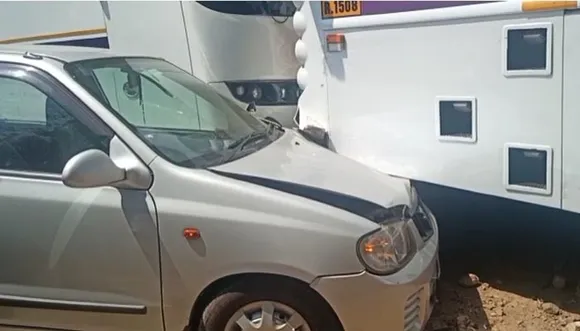 ഡോറിന്റെ ലോക്കാണെന്ന് കരുതി കുട്ടി  ഹാന്‍ഡ് ബ്രേക്ക് താഴ്ത്തി; ടൂറിസ്റ്റ് ബസ് ഉരുണ്ടുനീങ്ങി വാഹനങ്ങളില്‍ ഇടിച്ചു