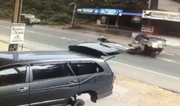 അശ്രദ്ധമായി റോഡില്‍ യൂടേണ്‍ എടുക്കാന്‍ ശ്രമിച്ച് ഓട്ടോറിക്ഷ; ഇടിച്ചു കയറി ബൈക്ക്, ഞെട്ടിക്കുന്ന വീഡിയോ
