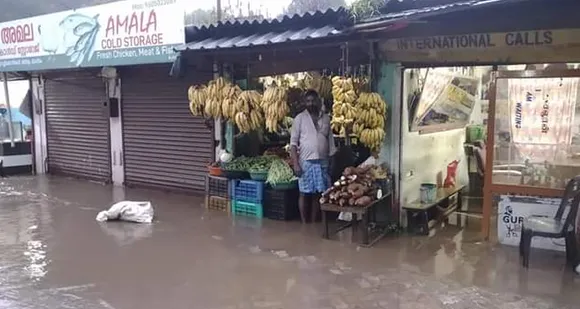 കനത്ത മഴയിൽ കുമളി ടൗണും പരിസരവും വെള്ളത്തിലായി. നിരവധി കടകളിലും വീടുകളിലും വെള്ളം കയറി വൻ സാമ്പത്തിക നഷ്ടം