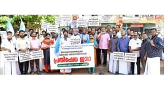 കേരള ഹോട്ടൽ& റസ്‌റ്റോറന്‍റ് അസ്സോസിയേഷൻ വായ മൂടിക്കെട്ടി പ്രതിഷേധ ജാഥ നടത്തി