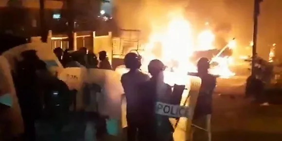 ബെംഗളൂരുവില്‍ കലാപം; പൊലീസ് വെടിവയ്പില്‍ രണ്ടു പേര്‍ മരിച്ചു; അറുപതോളം പൊലീസുകാര്‍ക്ക് പരിക്ക്; കലാപത്തിന് കാരണം ഫേസ്ബുക്കില്‍ പോസ്റ്റ് ചെയ്ത വിദ്വേഷ കാര്‍ട്ടൂണ്‍ ! നിരോധനാജ്ഞ പ്രഖ്യാപിച്ചു