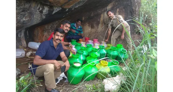 അട്ടപ്പാടി മലനിരകളിൽ എക്‌സൈസ് റെയ്‌ഡ്‌ ! 576 ലിറ്റർ വാഷ് കണ്ടെത്തി