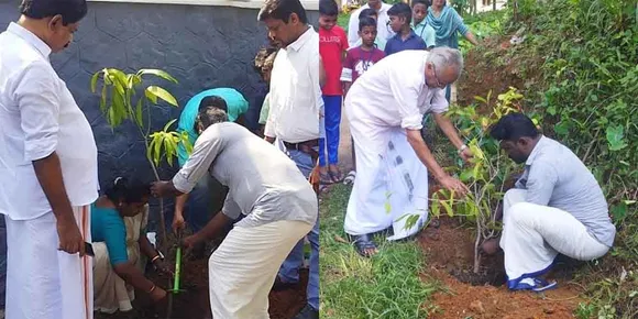 വലവൂർ ഗവ. യുപി സ്കൂളിലെ പരിസ്ഥിതി ദിനാഘോഷത്തിന്‍റെ ഭാഗമായി വലവൂർ ഗ്രാമത്തിന്റെ നാലു ദിക്കുകളിൽ വൃക്ഷത്തെകൾ നടുന്ന 'വലവൂരിനൊരു പരിക്രമണം' നടന്നു