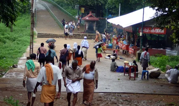 ശബരിമല ദർശനത്തിനായി ചെങ്ങന്നൂരിലെത്തി യുവതി; ശബരിമലയ്ക്കു പോകണമെന്ന ആവശ്യവുമായി റെയിൽവേ സ്റ്റേഷൻ പരിസരത്തെ പമ്പ ബസിനുള്ളിൽ കയറി, തീര്‍ത്ഥാടകരുടെ പ്രതിഷേധത്തിനൊടുവില്‍ തിരിച്ചിറങ്ങി; യുവതിക്ക് മാനസിക പ്രശ്നമുണ്ടെന്നു സംശയിക്കുന്നതായി പൊലീസ്