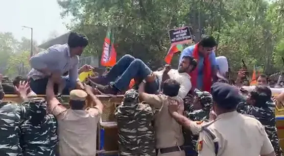 കെജ്‌രിവാളിന്റെ വീട്ടിലേക്ക് ബിജെപി പ്രവര്‍ത്തകര്‍ നടത്തിയ റാലി അക്രമാസക്തമായി; കൊല്ലാന്‍ ശ്രമമെന്ന് എഎപി