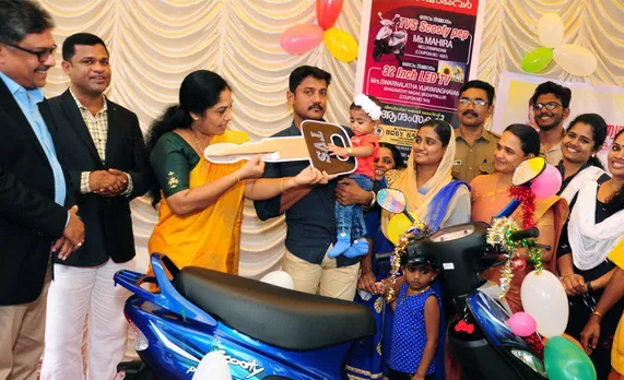 ബോബി ചെമ്മണൂര്‍ ഇന്‍റര്‍നാഷണല്‍ ഗ്രൂപ്പ് സ്ഥാപനമായ ബോബി ബസാര്‍ സംഘടിപ്പിച്ച ഓണം - ക്രിസ്തുമസ് ന്യൂ ഇയര്‍ നറുക്കെടുപ്പ് വിജയികള്‍ക്ക് സമ്മാനങ്ങള്‍ വിതരണം ചെയ്തു 