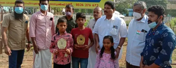 വാരണി പുഴയിൽ വീണ മുത്തശ്ശിമാരേയും പേരക്കുട്ടിയേയും രക്ഷിച്ച കുരുന്നുകളെ റിപ്ലബ്ലിക്ക് ദിനത്തിൽ ആദരിച്ചു