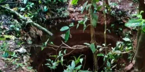 നിധി തേടിയതെന്ന് സംശയം ; കാടിനുള്ളിലെ കിണറ്റില്‍ നിന്ന് അജ്ഞാതര്‍ മാറ്റിയത് ലോഡ് കണക്കിന് മണ്ണ്