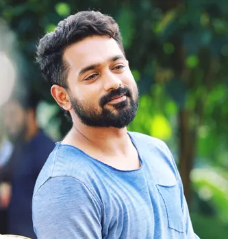 ഫസ്റ്റ് ഫ്‌ളോര്‍ വരെ വെള്ളം കയറുന്ന ഒരു വീടിന്റെ ടെറസില്‍ ഞാന്‍ ബോട്ടുമായി നിന്നു, കുഞ്ഞിനെ എന്റെ കൈകളില്‍ തരുമ്പോള്‍ യഥാര്‍ത്ഥ പ്രളയത്തിലെ രക്ഷാപ്രവര്‍ത്തനത്തില്‍ പങ്കെടുക്കുന്ന ഭയമുണ്ടായി, താഴെ വെള്ളമാണ്, എന്റെ നേര്‍ക്കാണ് കുട്ടിയെ തരുന്നത്, ഞാന്‍ എത്രത്തോളം കുട്ടിയെ നോക്കുമെന്ന് അറിയില്ലല്ലോ, ആ അമ്മയുടെ മുഖത്തുണ്ടായ ഭയം ഞാന്‍ കണ്ടു; 2018 ഷൂട്ടിങ് അനുഭവങ്ങളെക്കുറിച്ച് ആസിഫ് അലി  