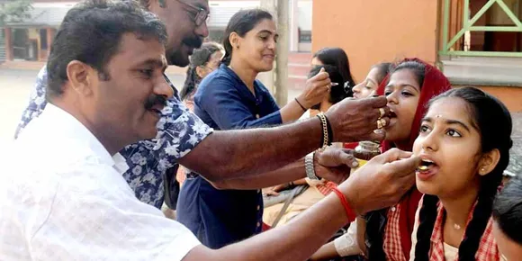 പാലക്കാട് ഗവ: മോയൻ മോഡൽ ഗേൾസ് ഹയർ സെക്കൻഡറി സ്കൂളില്‍ പത്താം ക്ലാസ് പരീക്ഷക്കെത്തിയ കുട്ടികളെ മധുരം നൽകി സ്വീകരിച്ചു