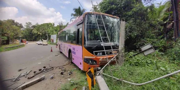 എംസി റോഡിൽ കൂത്താട്ടുകുളത്ത് കെഎസ്ആർടിസി ലോഫ്ലോർ ബസ് നിയന്ത്രണം വിട്ട് ഇലക്ട്രിക് പോസ്റ്റിൽ ഇടിച്ച് അപകടം