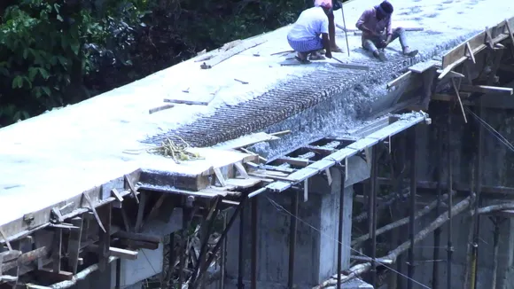 രാജകുമാരിയിൽ നിര്‍മാണത്തിലിരുന്ന പാലത്തിന്റെ കോണ്‍ക്രീറ്റ് അടര്‍ന്നു വീണു; സമൂഹമാധ്യമത്തില്‍ പോസ്റ്റിട്ട നാട്ടുകാരെ ഭീഷണിപ്പെടുത്തിയെന്നും  ആരോപണം 