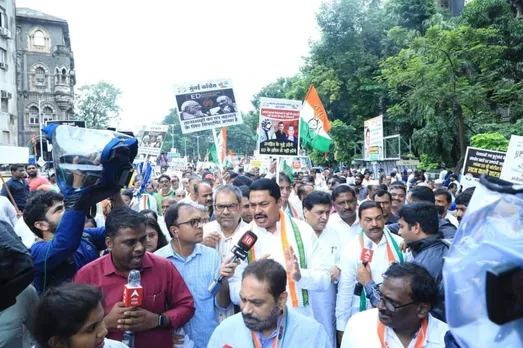 കോരി ചോരിയുന്ന മഴയിലും പ്രതിക്ഷേധം ഇരമ്പി; സോണിയാ ഗാന്ധിക്കെതിരായ ഇ.ഡിയുടെ അന്യായമായ നടപടിക്കെതിരെ മഹാരാഷ്ട്ര കോൺഗ്രസ് സംസ്ഥാന വ്യാപകമായി പ്രതിഷേധം നടത്തി