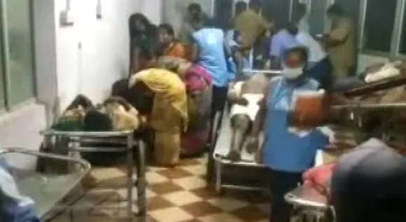ചിത്തിര ഉത്സവത്തിന്റെ രഥം വൈദ്യുതി ലൈനിൽ തട്ടി; വൈദ്യുതാഘാതമേറ്റ് 11 മരണം