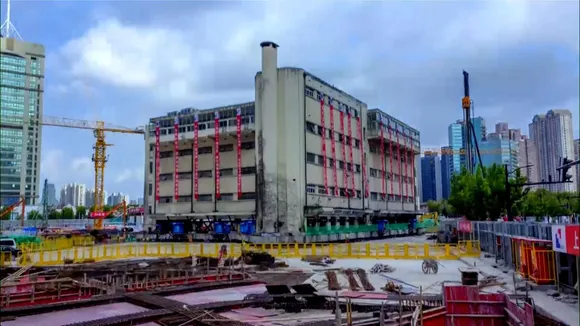 7000 ടൺ ഭാരമുള്ള സ്‌കൂളിനെ നിരക്കി നീക്കി! കൈയിൽ ചുമന്ന് നടത്തിക്കൊണ്ടു പോയത് 200 റോബോട്ടുകൾ, വിഡിയോ വൈറൽ