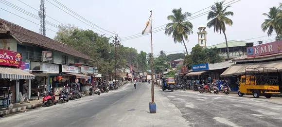 റോഡിനു നടുവിലെ കൊടിമരം അപകടം സൃഷ്ടിക്കുന്നതായി പരാതി