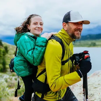 ഒരാൾക്ക് കണ്ണുകാണില്ല, മറ്റേയാൾക്കു നടക്കാനാകില്ല, എന്നിട്ടും ഇവർ കയറാത്ത മലകളില്ല !
