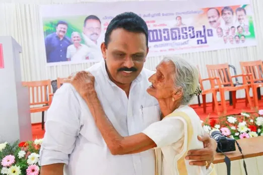 തുടർച്ചയായ എട്ടാം വർഷവും പിറവം ആഘോഷിച്ചു "അമ്മയോടൊപ്പം". പിറവം നഗരസഭാ ചെയർമാൻ സാബു കെ ജേക്കബ്ബിന്റെ മാതൃവാത്സല്യത്തിന് മുന്നിൽ പ്രണമിച്ച് പിറവം പൗരാവലി