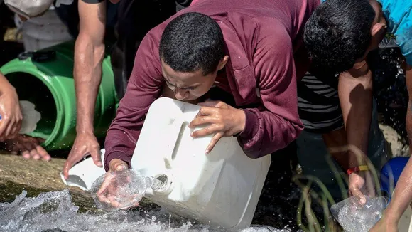 സമ്പന്നതയിലേക്ക് കുതിച്ചുകൊണ്ടിരുന്ന ഒരു രാജ്യം വീണതു പടുകുഴിയിൽ...! ജനങ്ങൾ ആഹാരത്തിനും കുടിവെള്ളത്തിനുമായി നെട്ടോട്ടമോടുന്നു..!! ഇന്ത്യയോടും സഹായമഭ്യര്‍ഥിച്ചു