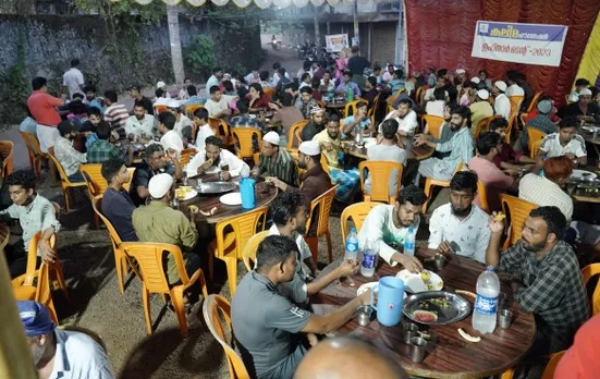 മറുനാടന്‍ തൊഴിലാളികള്‍ക്ക് അത്താഴമുള്‍പ്പെടെ നല്‍കി ഇഫ്താര്‍ ടെന്റ്