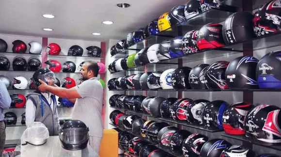 പിന്‍സീറ്റ് യാത്രക്കാര്‍ക്കടക്കം പിഴ കര്‍ശനമാക്കിയതോടെ ഹെല്‍മെറ്റ് വിപണിയില്‍ കൊള്ള