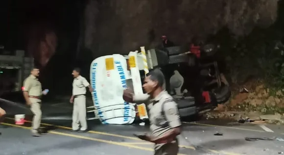 മറിഞ്ഞ ഡീസൽ ടാങ്കറിൽ നിന്നും ഇന്ധനം പൂർണമായും മാറ്റി; ഒഴിവായത് വൻ ദുരന്തം