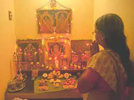 പൂജാമുറി അണിയിച്ചൊരുക്കുമ്പോൾ ശ്രദ്ധിക്കേണ്ട കാര്യങ്ങൾ അറിയാം