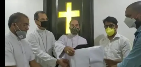 ഫരീദാബാദ് രൂപത അദ്ധ്യക്ഷൻ ആർച്ച് ബിഷപ്പ് കുര്യാക്കോസ് ഭരണികുളങ്ങര യുണൈറ്റഡ് നേഴ്സസ് അസോസിയേഷൻ ഭാരവാഹികൾക്ക് മാസ്കുകളും പി പി ഇ  കിറ്റുകളും കൈമാറി