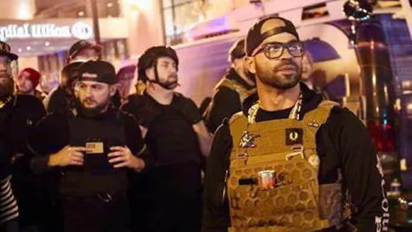 ബി‌എൽ‌എം ബാനർ കത്തിച്ചതിനും റൈഫിൾ മാഗസിൻ സൂക്ഷിച്ചതിനും തീവ്ര വലതുപക്ഷ പ്രൗഡ് ബോയ്സ് നേതാവിന് ജയിൽ ശിക്ഷ