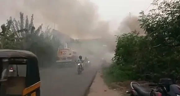 സാമൂഹിക വിരുദ്ധർ തള്ളിയ മാലിന്യ കൂമ്പാരത്തിന് തീപ്പിടിച്ചത് പരിഭ്രാന്തി പരത്തി