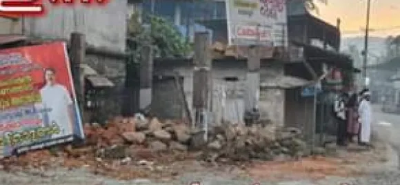റോഡ് വികസനത്തിന് തടസ്സം സൃഷ്ടിച്ച താമരശ്ശേരി ചുങ്കം ജംഗ്ഷനിലെ കെട്ടിട ഭാഗം നാട്ടുകാർ പൊളിച്ചുനീക്കി