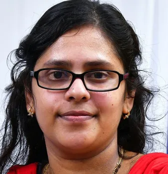 മീനുവിന്റെ കണ്ണുകൾ രണ്ടുപേർക്കു വെളിച്ചം പകരും