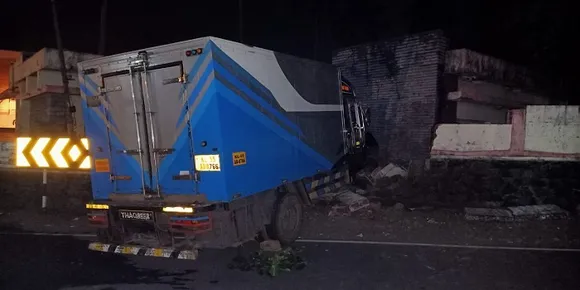 പാലാ കെഎം മാണി ബൈപ്പാസില്‍ മരിയന്‍കവലയില്‍ റോഡരികിലുള്ള വീട്ടിലേക്ക് ചരക്കുലോറി പാഞ്ഞുകയറി അപകടം