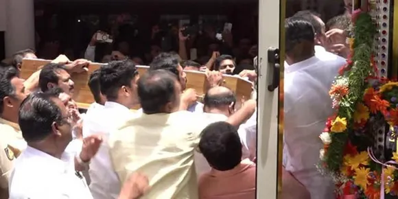 ഉമ്മന്‍ചാണ്ടി അവസാനമായി പുതുപ്പള്ളി വീട്ടില്‍, അന്ത്യാഞ്ജലിയര്‍പ്പിക്കാന്‍ ആയിരങ്ങള്‍