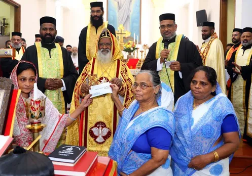 നൂഡൽഹി സെൻറ് മേരീസ് കത്തീഡ്രൽ വനിതാ സമാജം “സഹോദരൻ” പ്രോഗ്രമിലേക്ക് സമാഹരിച്ച ഫണ്ട് ബസേലിയോസ് മാർതോമാ മാത്യൂസ് തൃതീയന്‍ കാതോലിക്കാ ബാവാക്ക് കൈമാറി